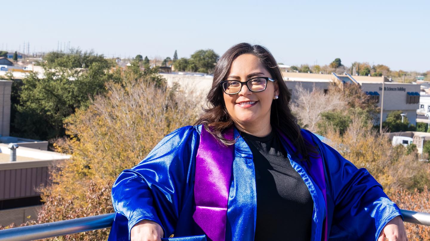 Daniela Rivera in balcony